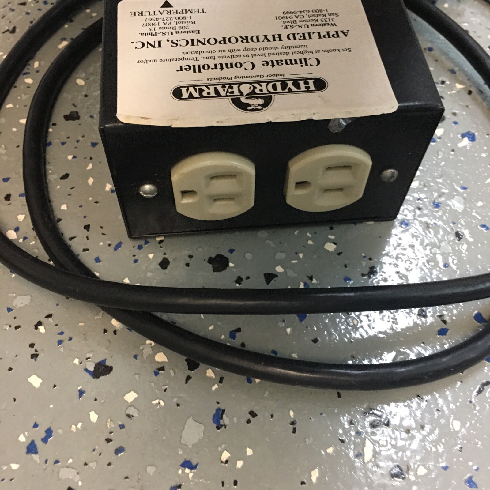 Hydrofarm Climate Controller Temperature & Humidity Thermostat - L11