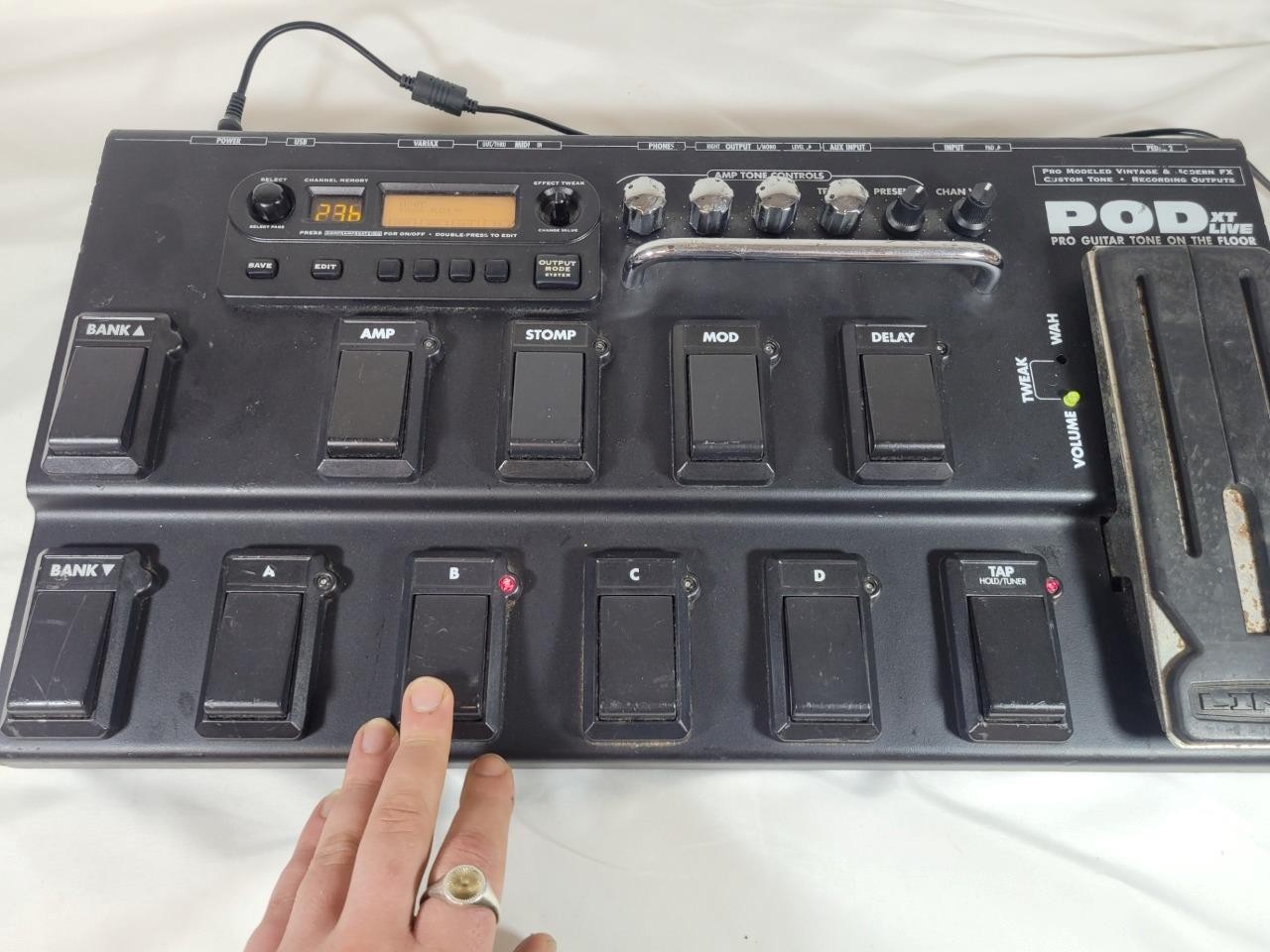Line 6 POD XTLive Guitar Multi-Effects Amp Modeler Pedal Processor
