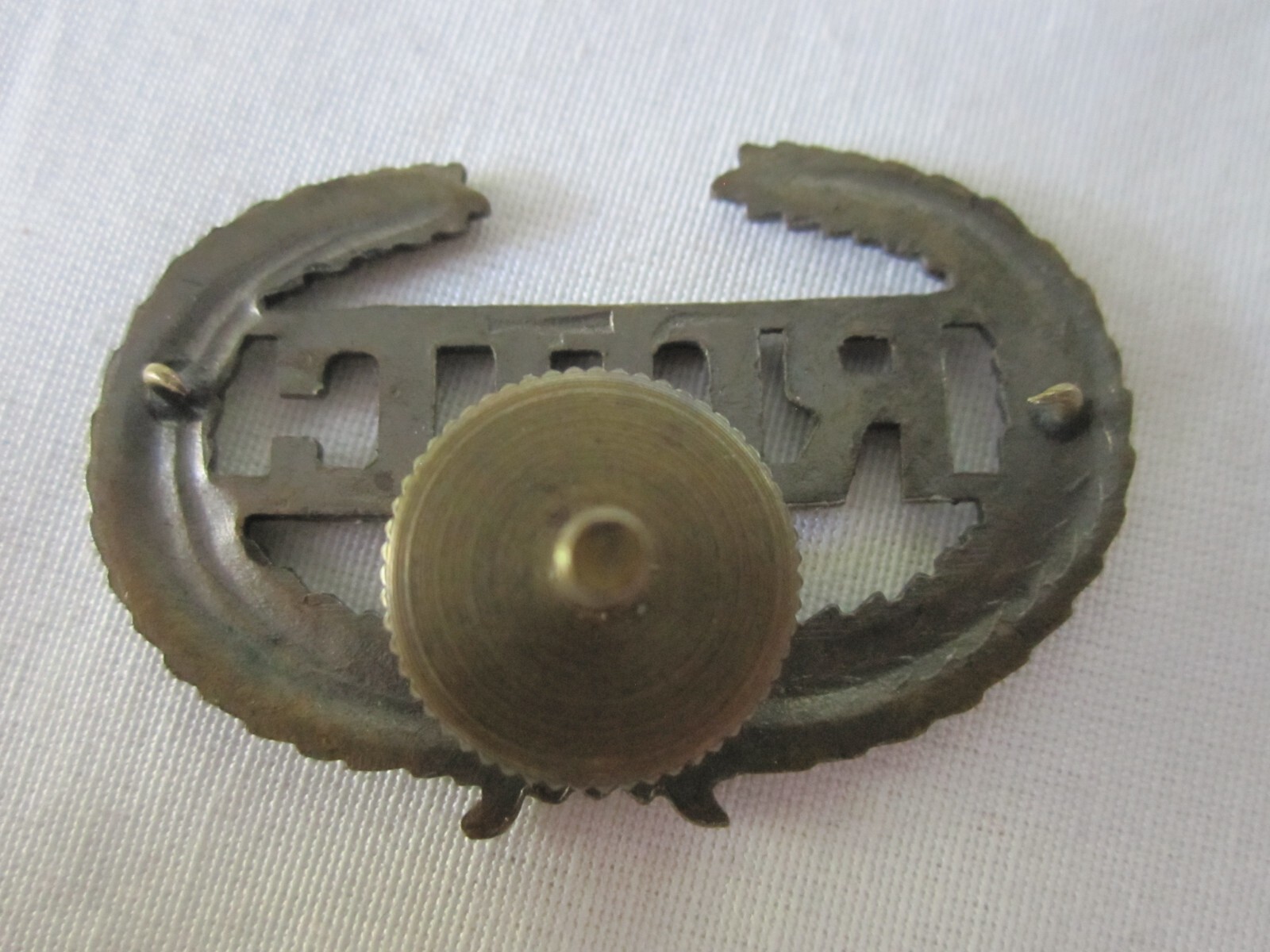 Vintage 1930's US Army Bronze ROTC Wreath Crest Screw Back Hat Pin Badge 1-3/4"