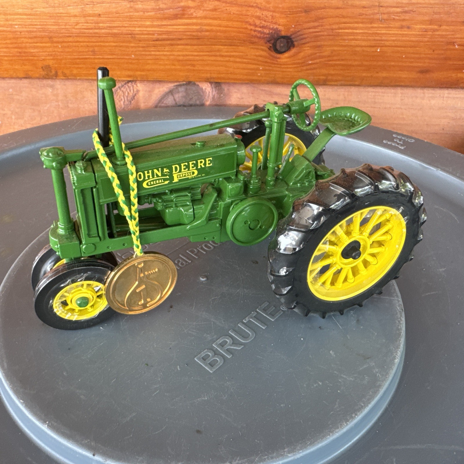 ERTL JOHN DEERE MODEL A WE CARE SERIES 1-1997 SCALE 1:18 LIMITED EDITION 2323/50