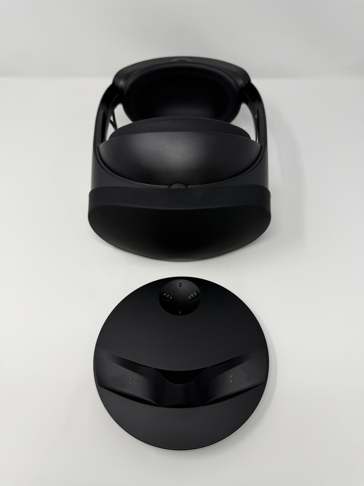 Meta Quest Pro VR 256 GB Headset Only & Charging Dock Good Condition