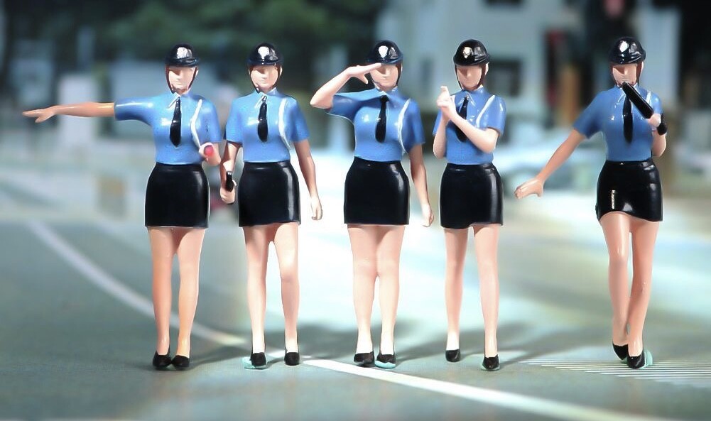 CR 1:64 Painted Figure Unpainted Model Miniature  Diorama  Woman Police