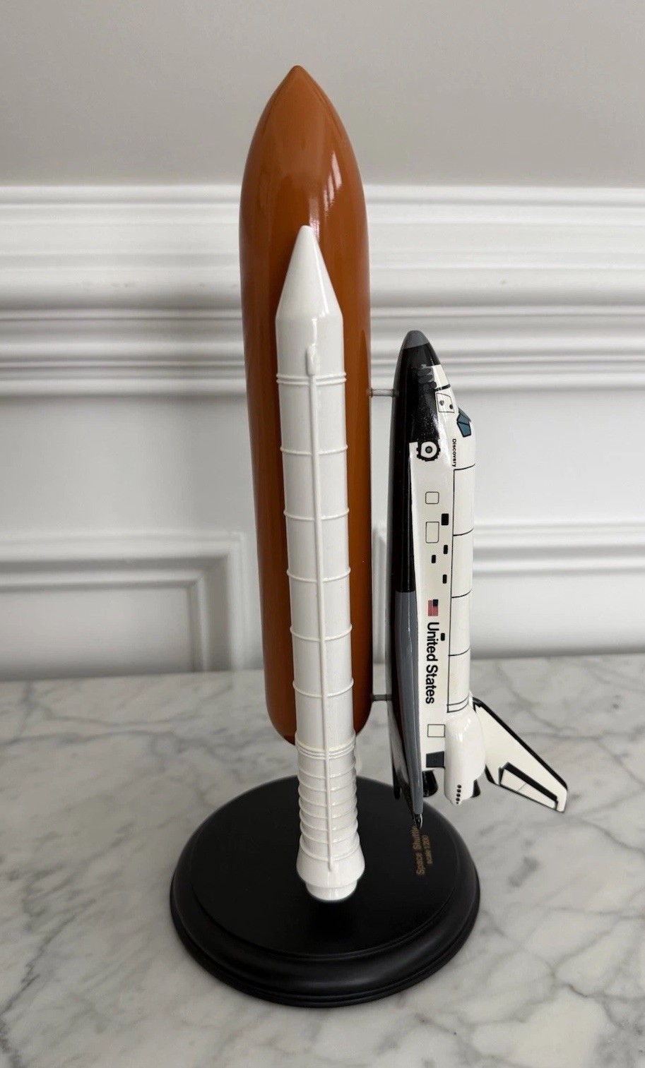 NASA Space Shuttle Discovery Desk Top Display Model Scale 1:200 Boeing Statue