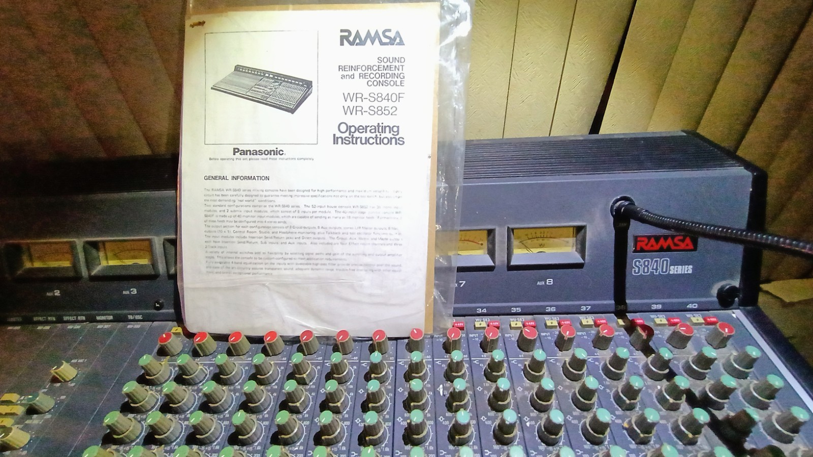 RAMSA S840 Series WR-S840F/WR-S852 40ch 8-Bus XLR Console VU Meter