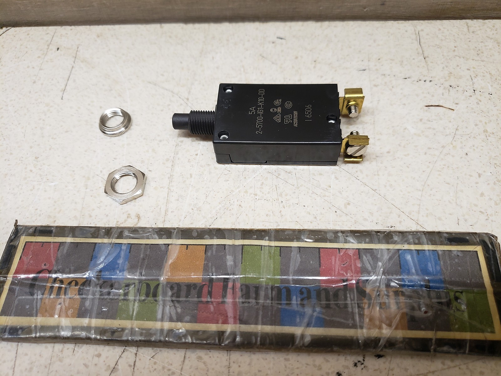 NOS Oakland Industries Circuit Breaker 2-5700-IG1-K10-DD-5A 45-700-IG1-S10-DD-5A