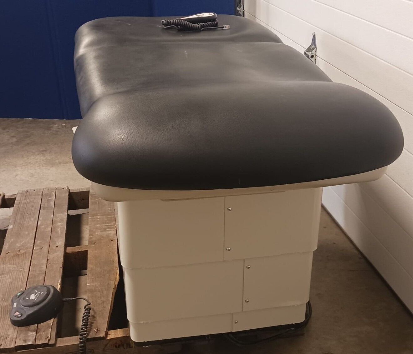 Midmark Exam Table 623-007 w/ Foot Switch & Handheld Controller