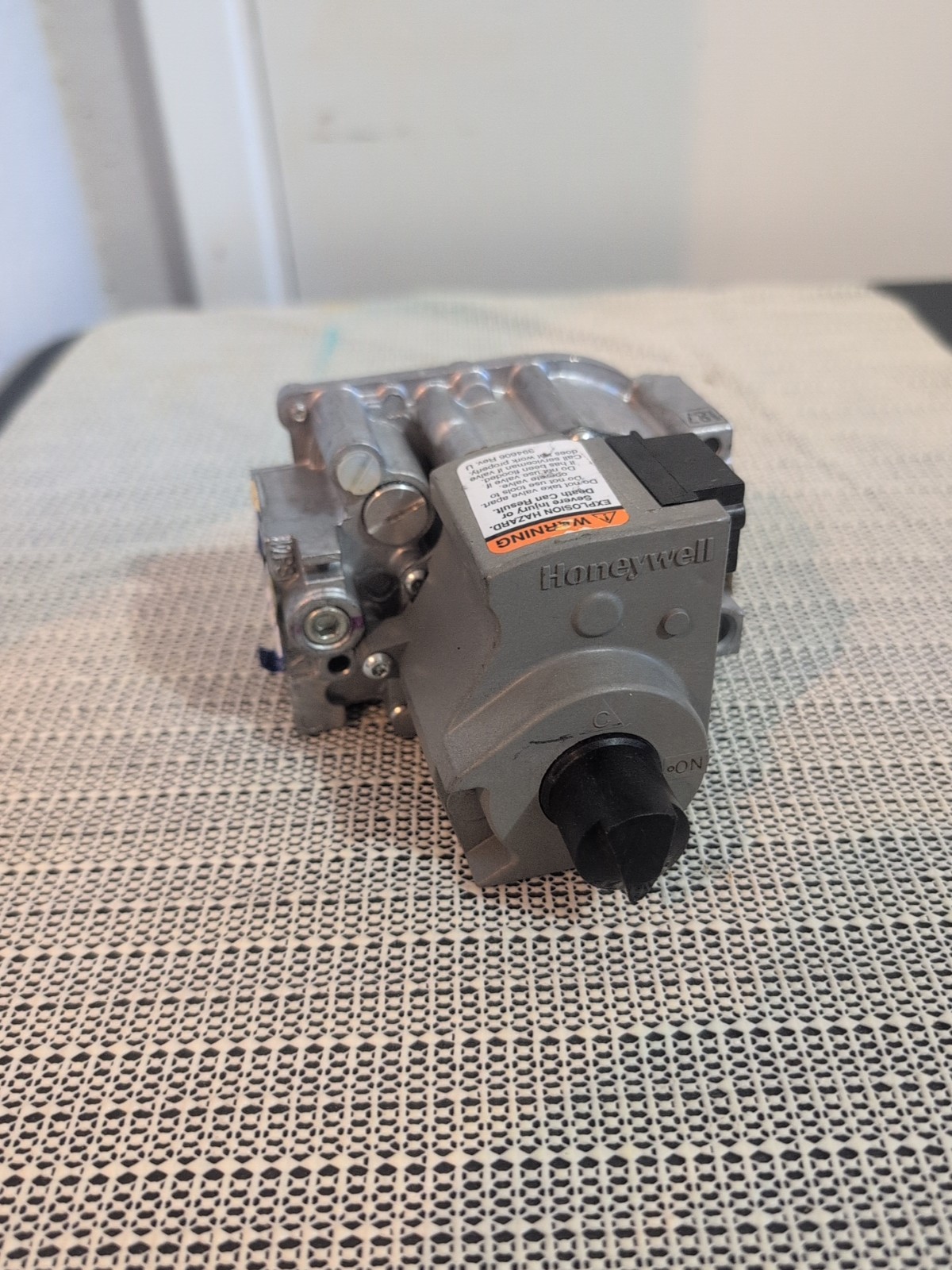 New Honeywell VR8305M4892 Gas Valve Direct Ignition 24V 7A 3.2 Range V2017600