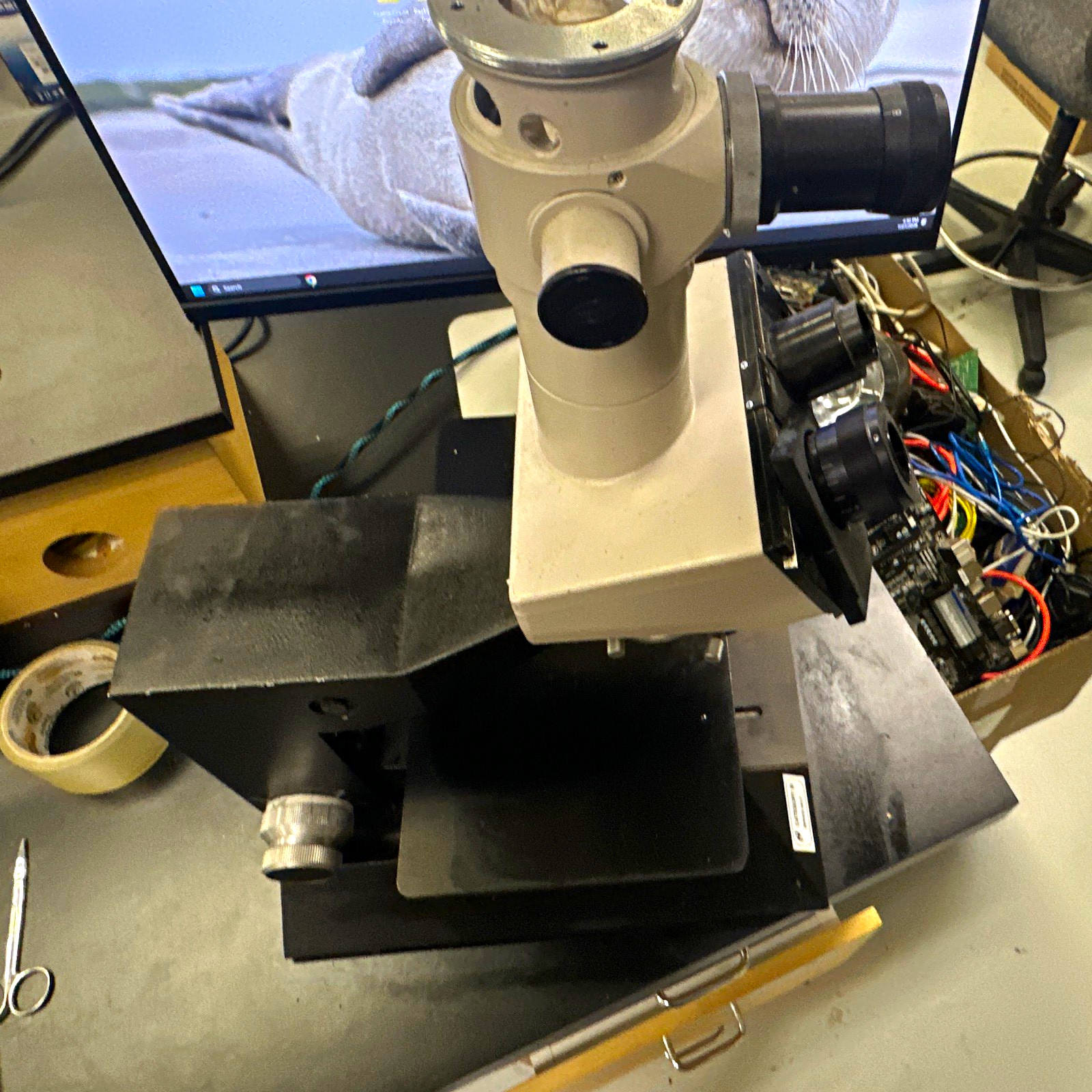 Scientific American Beta Scope w/ Access. Inst. Microscope 60-70X 60723