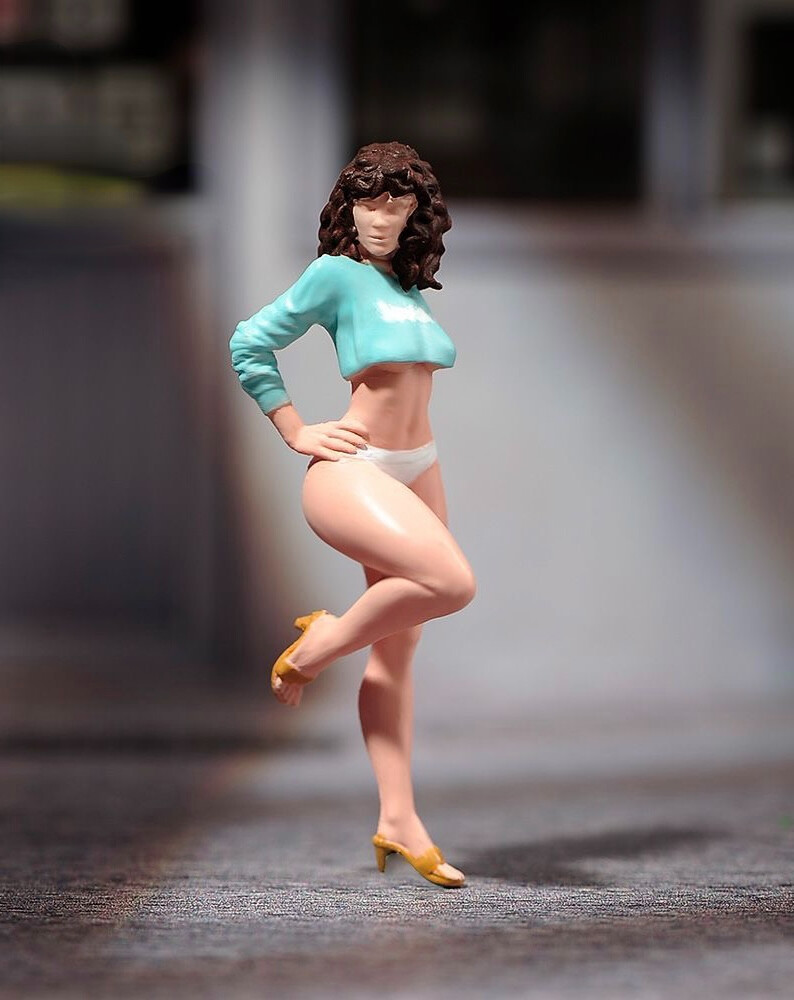 1:64 Painted Figure Model Miniature Resin Diorama Sand Sexy Beauty Girl Standing