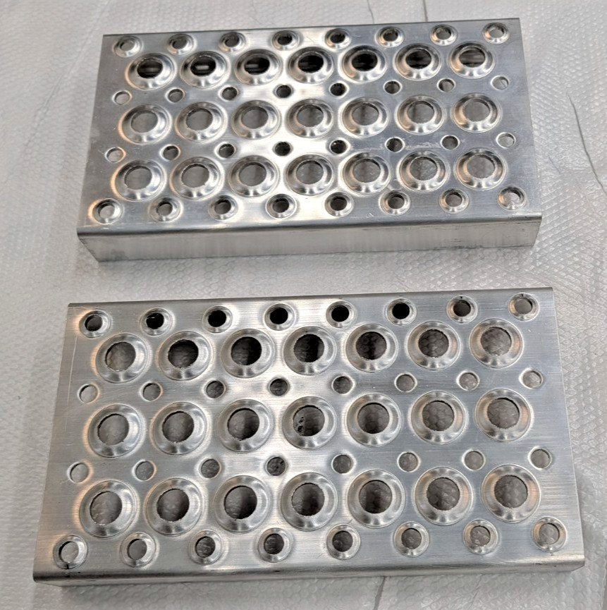 Pair of 3758526C1 International 10 x 5 1/2 inch Frame Access Step 142 X 256MM