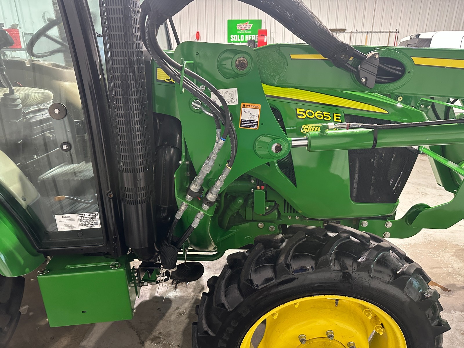 2022 JOHN DEERE 5065E CAB (520 M LOADER) (239 HOURS)