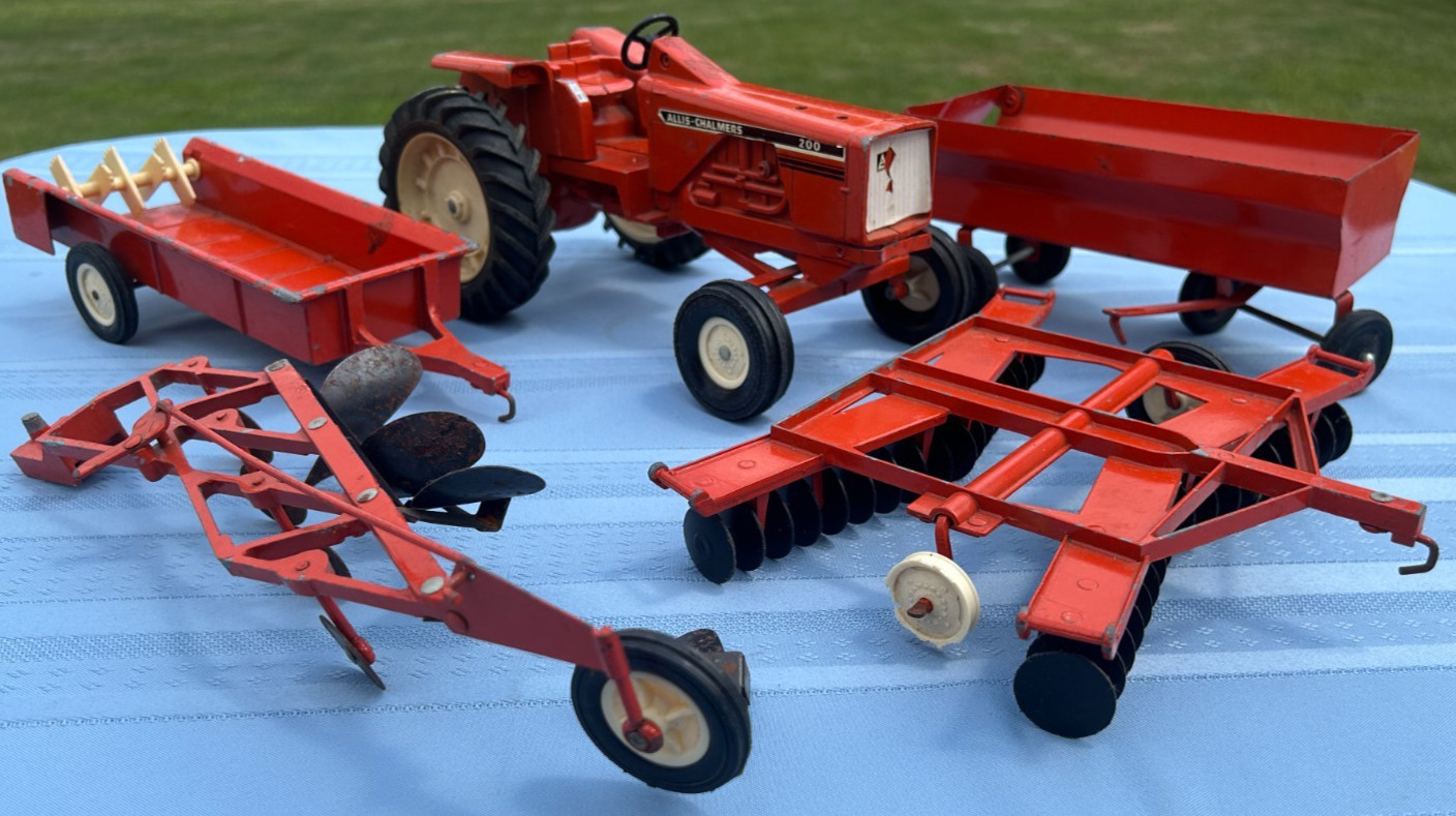 ERTL Farm Toy Allis Chalmers Original 200 Farm Set 1:16 Scale