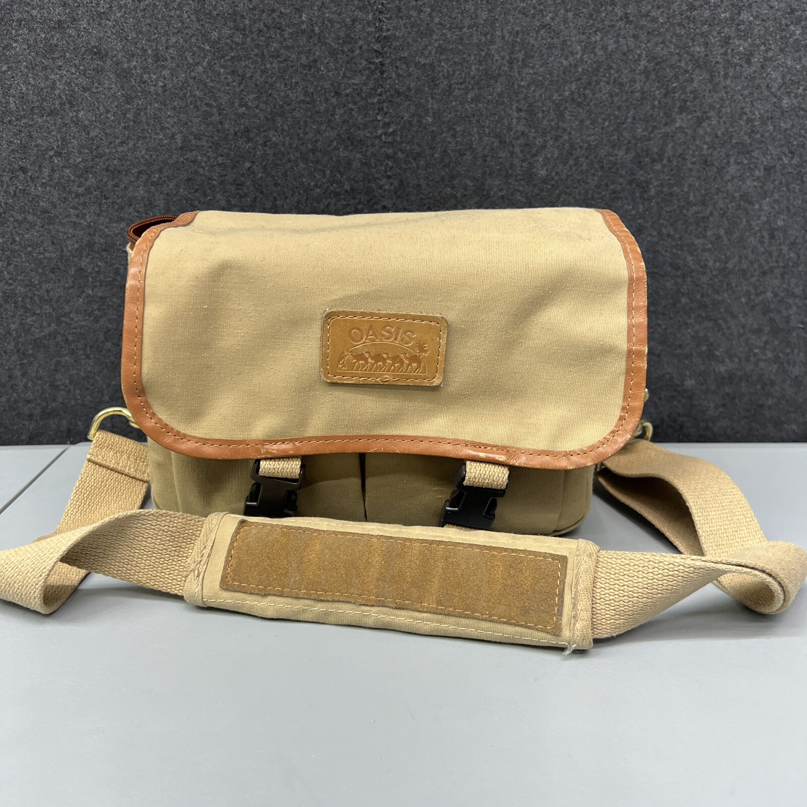 Oasis Saffari Professional Padded SLR  & DSLR Camera Bag W/ Strap