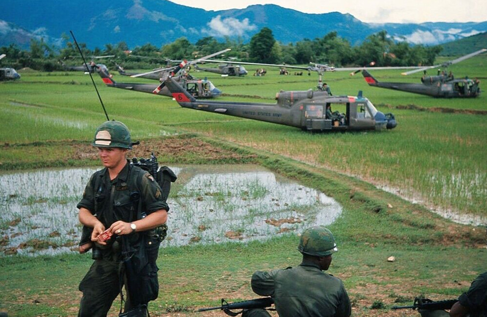 Vietnam  War  Photos --   UH-1 Huey In Rice Paddies  + Soldiers