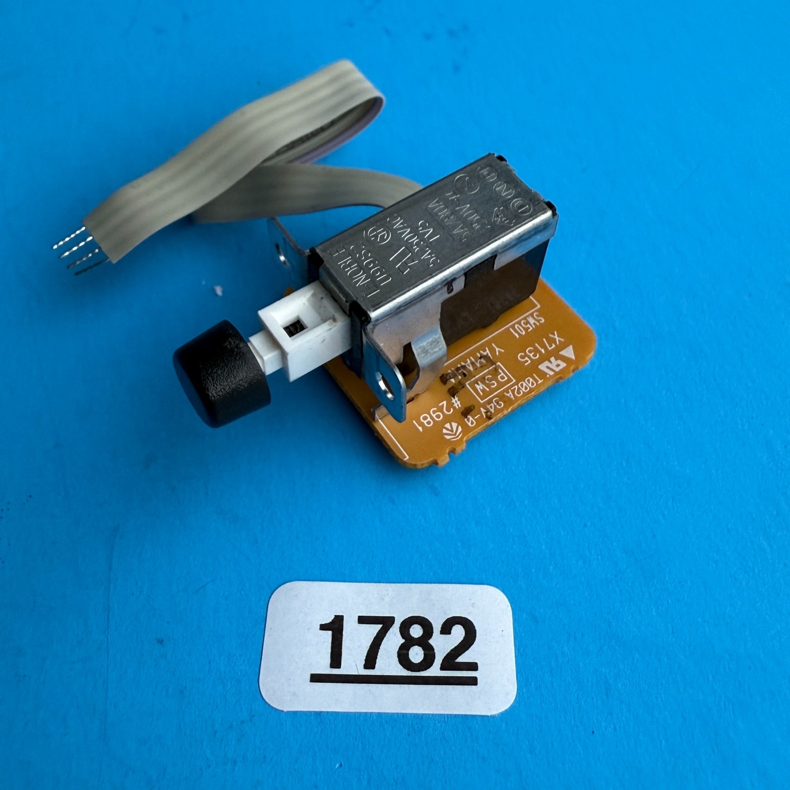 YAMAHA DGX-620 DGX-520 Used Part: Power ON/OFF Switch w/Black Cap Cover - X7135
