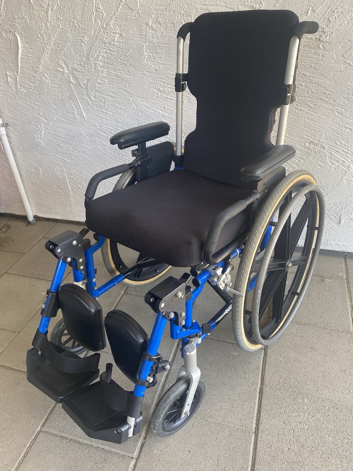 Quickie 2 wheelchair manual folding wheelchair 16”x19”x22”