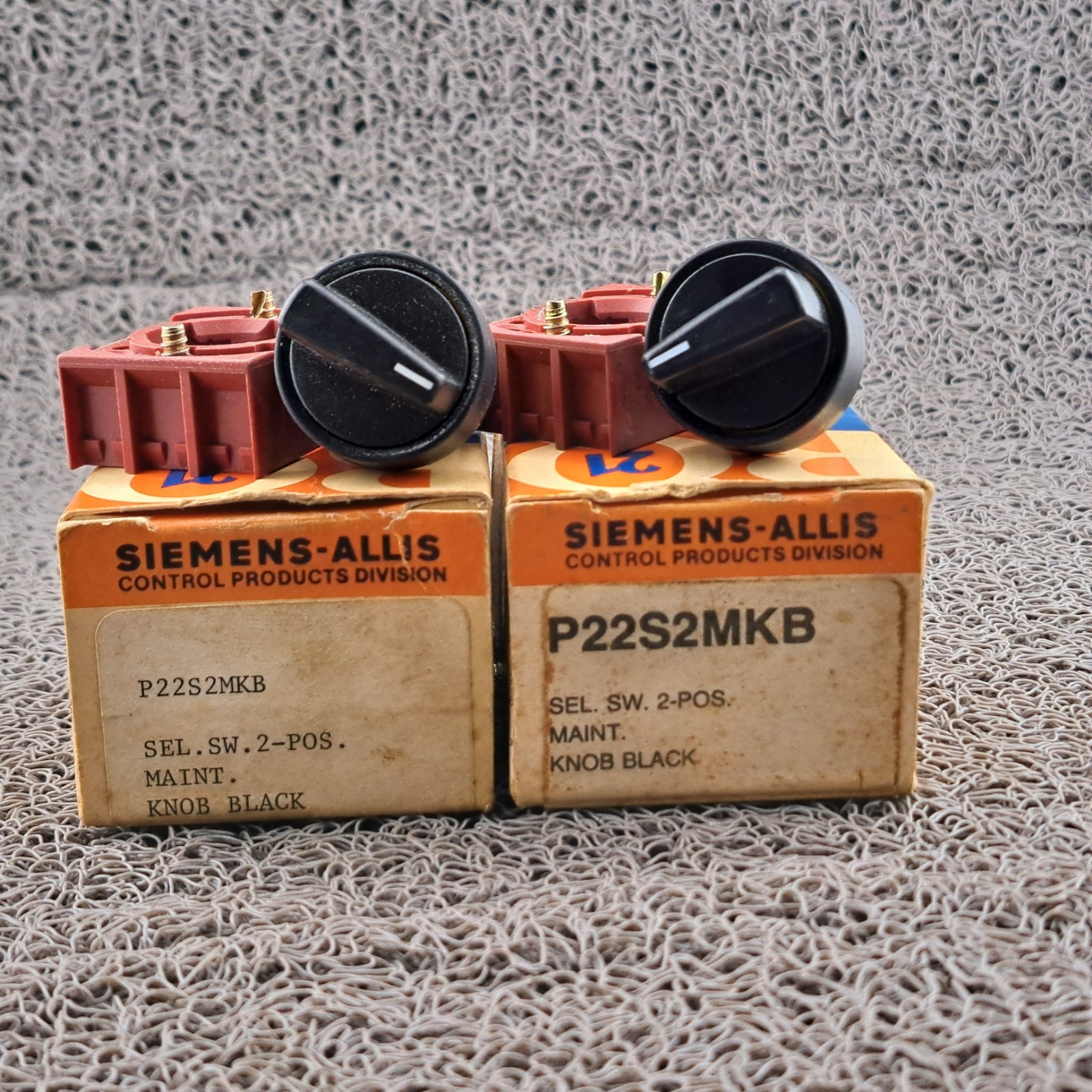 Siemens P22S2MKB 22mm SEL Switch 2 Position Maintained Black NOS Lot of 2