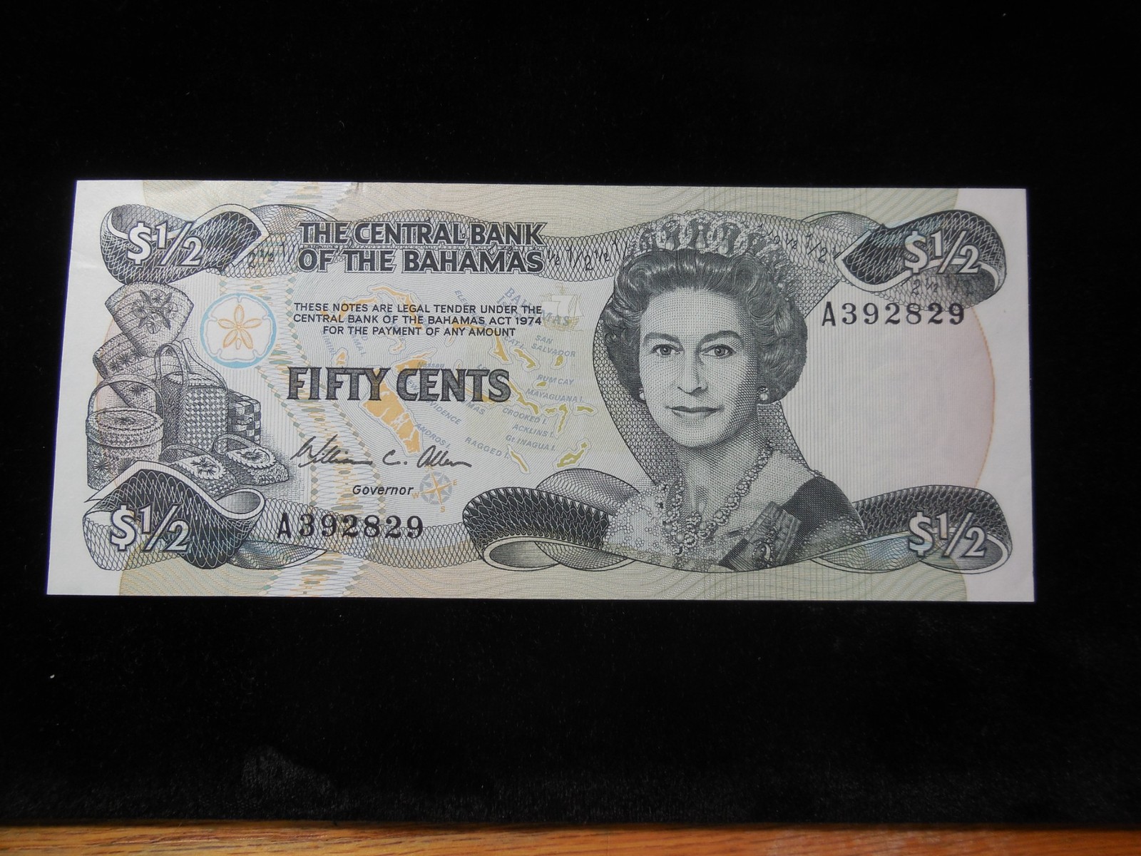 1984 BAHAMAS 1/2 DOLLAR BANKNOTE P-42 AU-UNC QUEEN ELIZABETH II