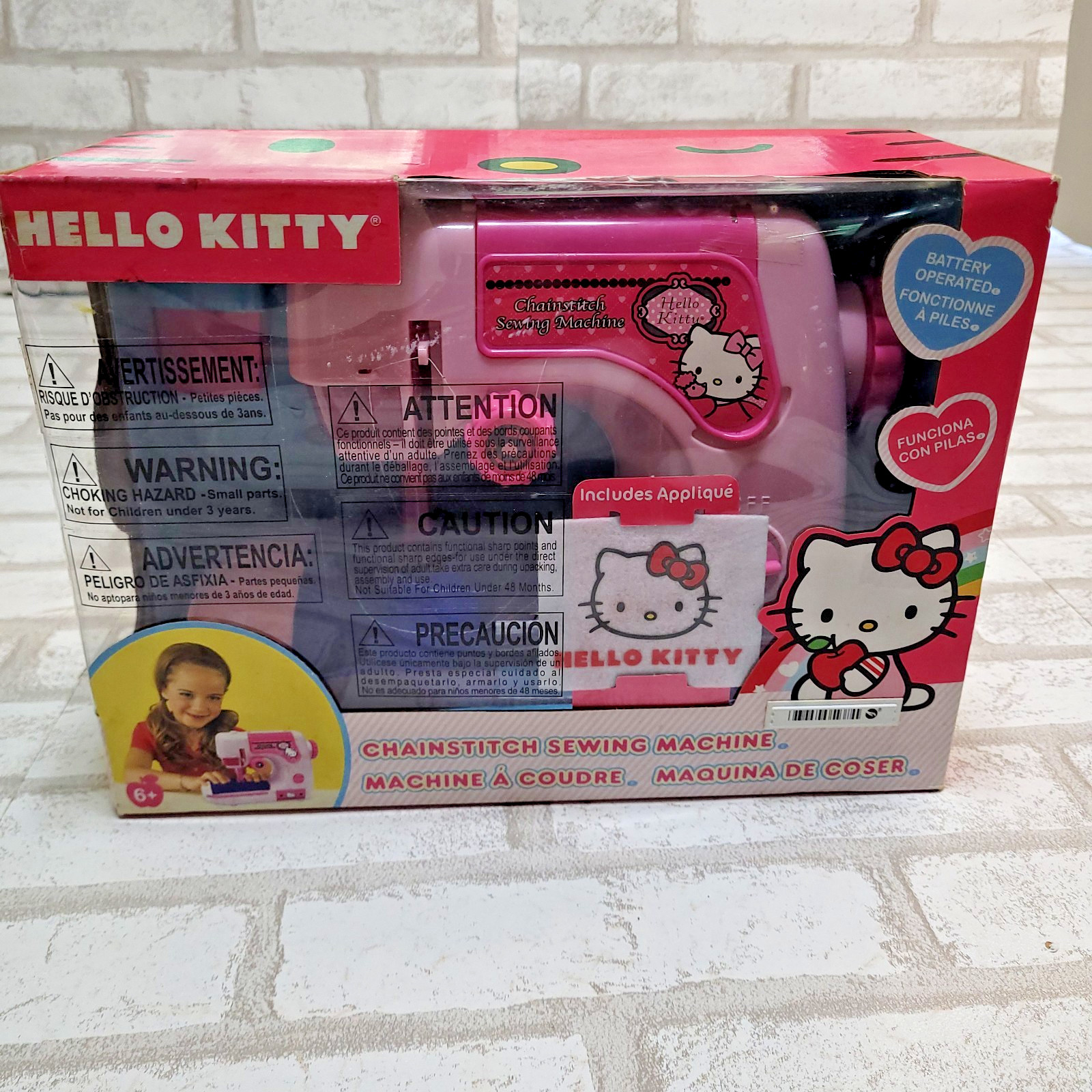New NIB Hello Kitty by Sanrio Chainstitch Sewing Machine w/ Foot Pedal Pink 2010