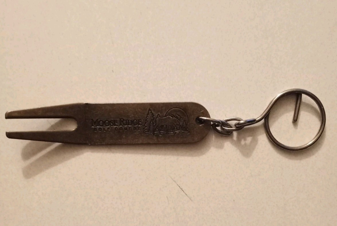 Moose Ridge Golf Course Golf Tee Puller Metal Keychain, 3", Used