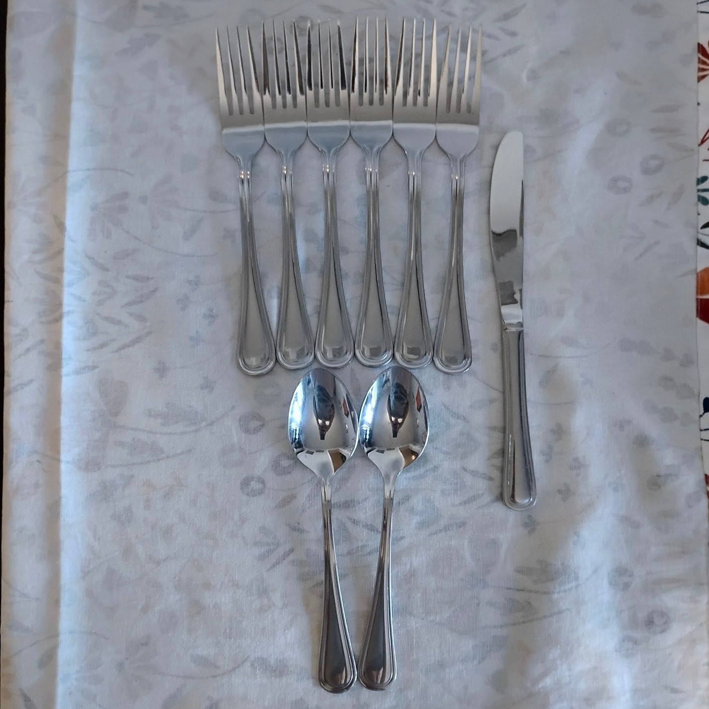 Oneida Tress Hollis Lot of 9 Pieces Stainless Dinner Forks Teaspoons Knife