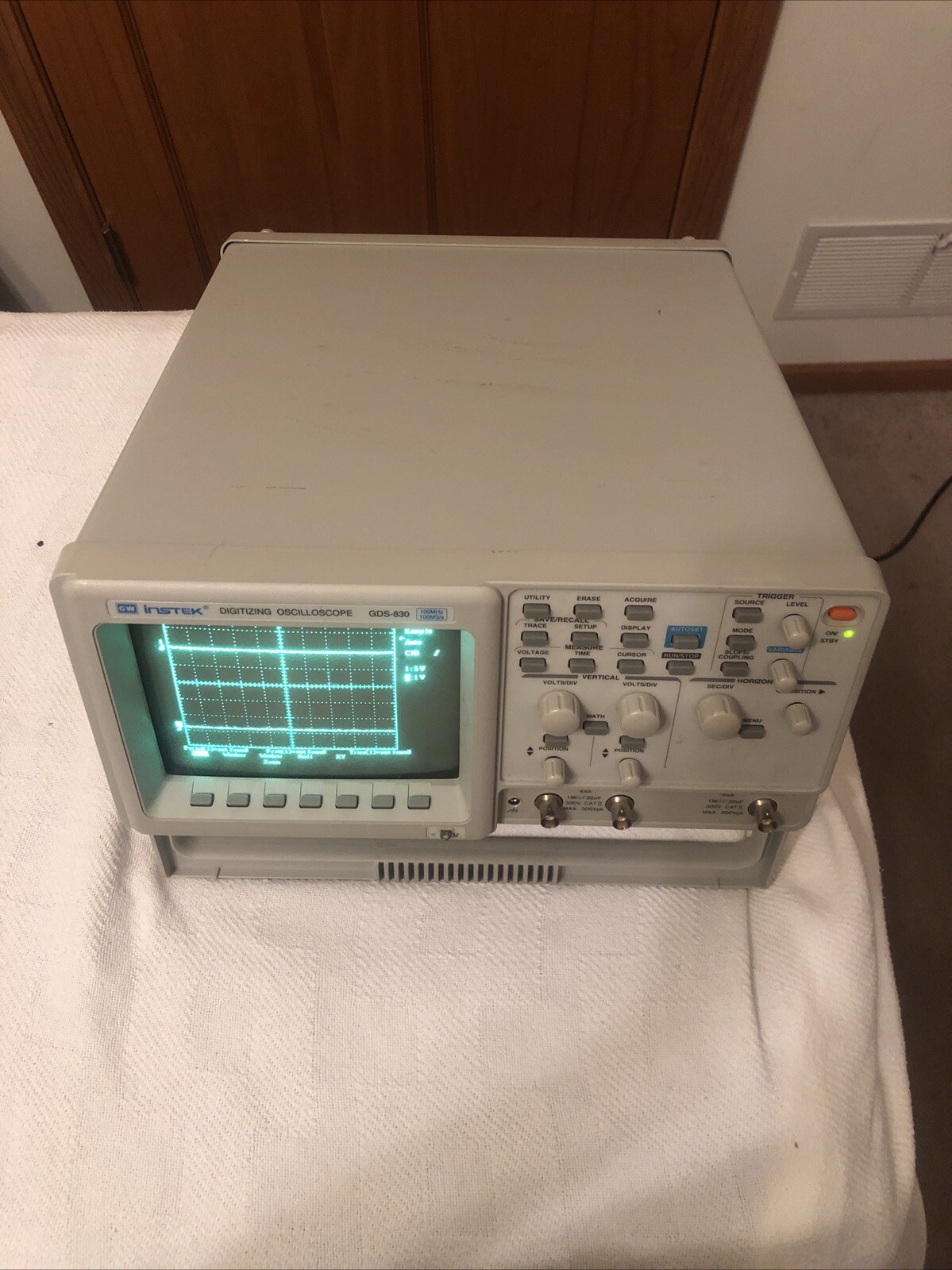 GW INSTEK GDS-830 DIGITIZING OSCILLSCOPE 100MHz Plz Read