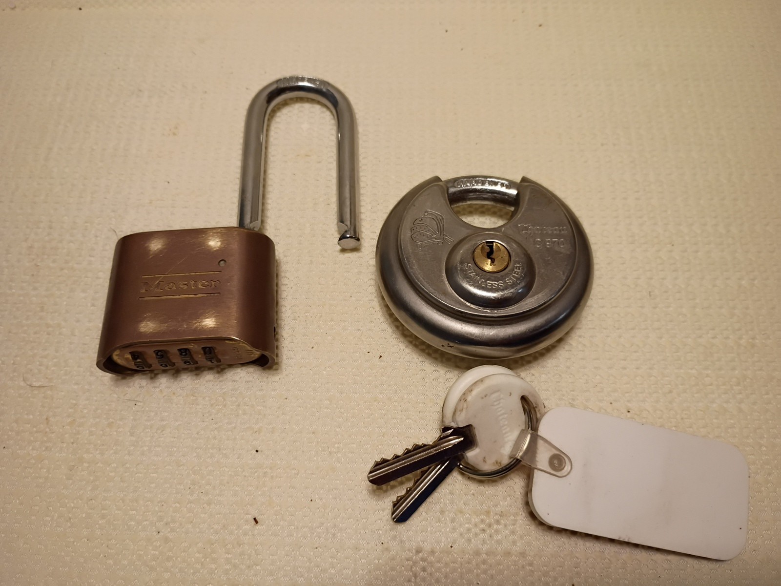 Chateau C970 & Master lock 175..2 Security Heavy Duty Locks - Cylinder & Combo