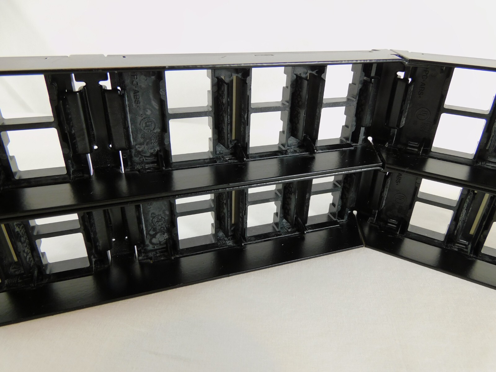 CPPA-UDDM-M-2U-48 760207308 Angled CommScope Patch Panel + Cable Management Bars