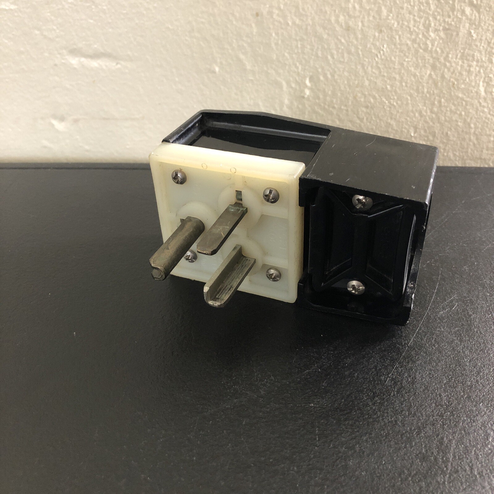 Hubbell P-5145 plug 2 pole 3 wire 30 amp 250 volt