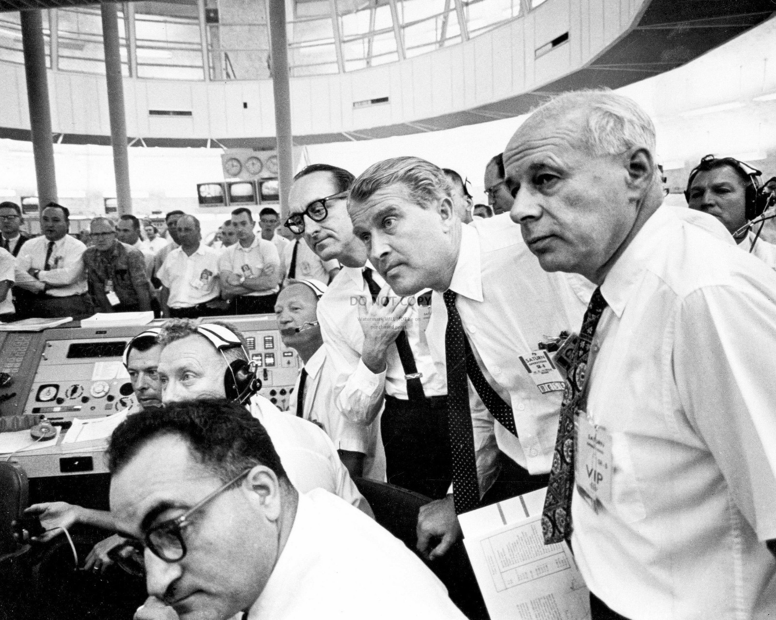 WERNHER VON BRAUN & OTHER NASA OFFICIALS EXAMINE PLOT BOARDS 8X10 PHOTO (AA-751)