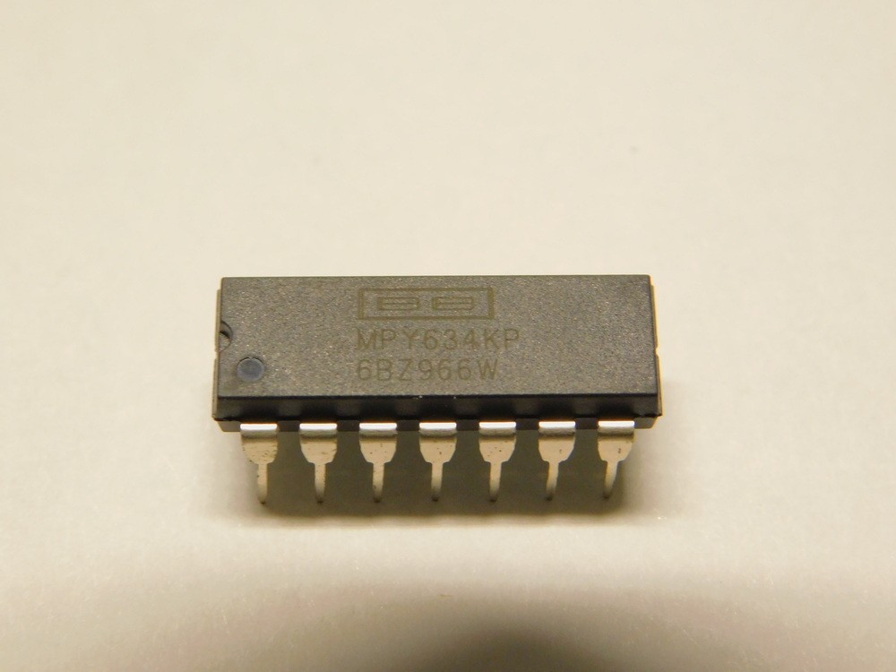 Burr-Brown MPY624KP Wide Bandwidth Precision Aanlog Multiplier IC 14-PDIP