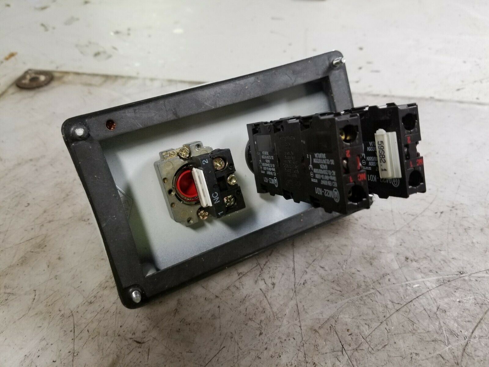 ELFIN PUSH BUTTON ENCLOSURE E-STOP & STOP BUTTON 6" x 3 1/2" x 4" INDOOR