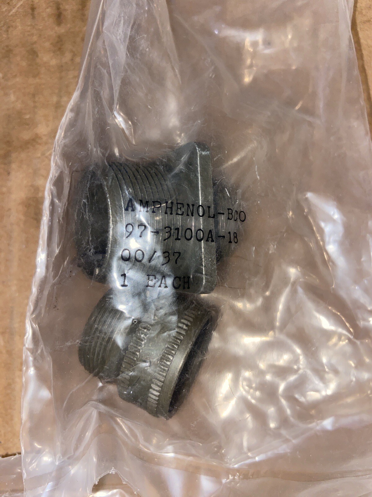 AMPHENOL 97-3100A-18 / 973100A18 Wire plug cable ends BRAND NEW