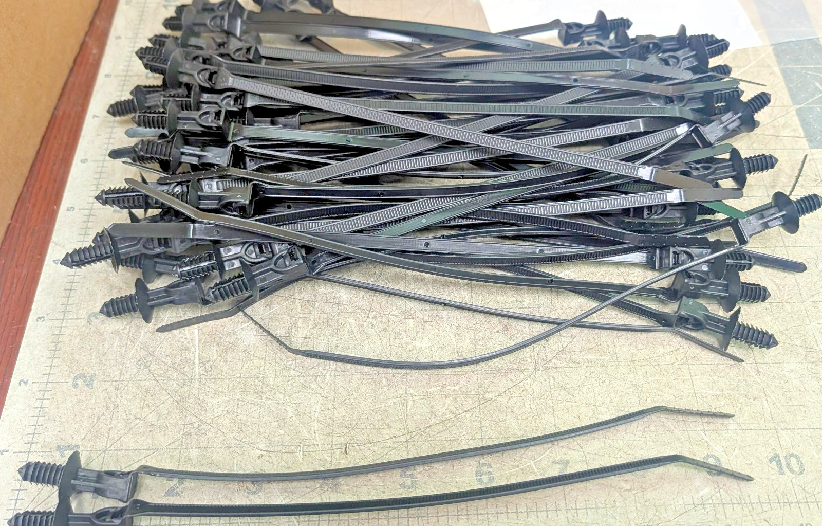 (50 )1-Piece Cable Tie Offset Fir Tree Mount /  Disc. 157-00216 Hellermann [Y1S1
