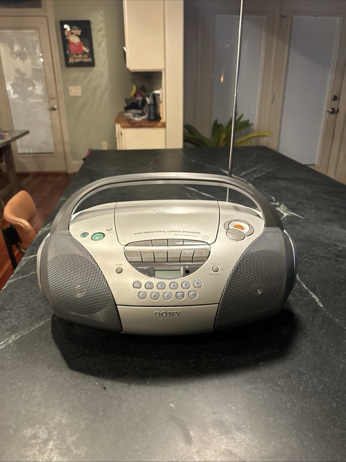 Sony CFD-S300 Megabass Boombox CD-Player, AM-FM Radio, Cassette, WORKS PERFECTLY