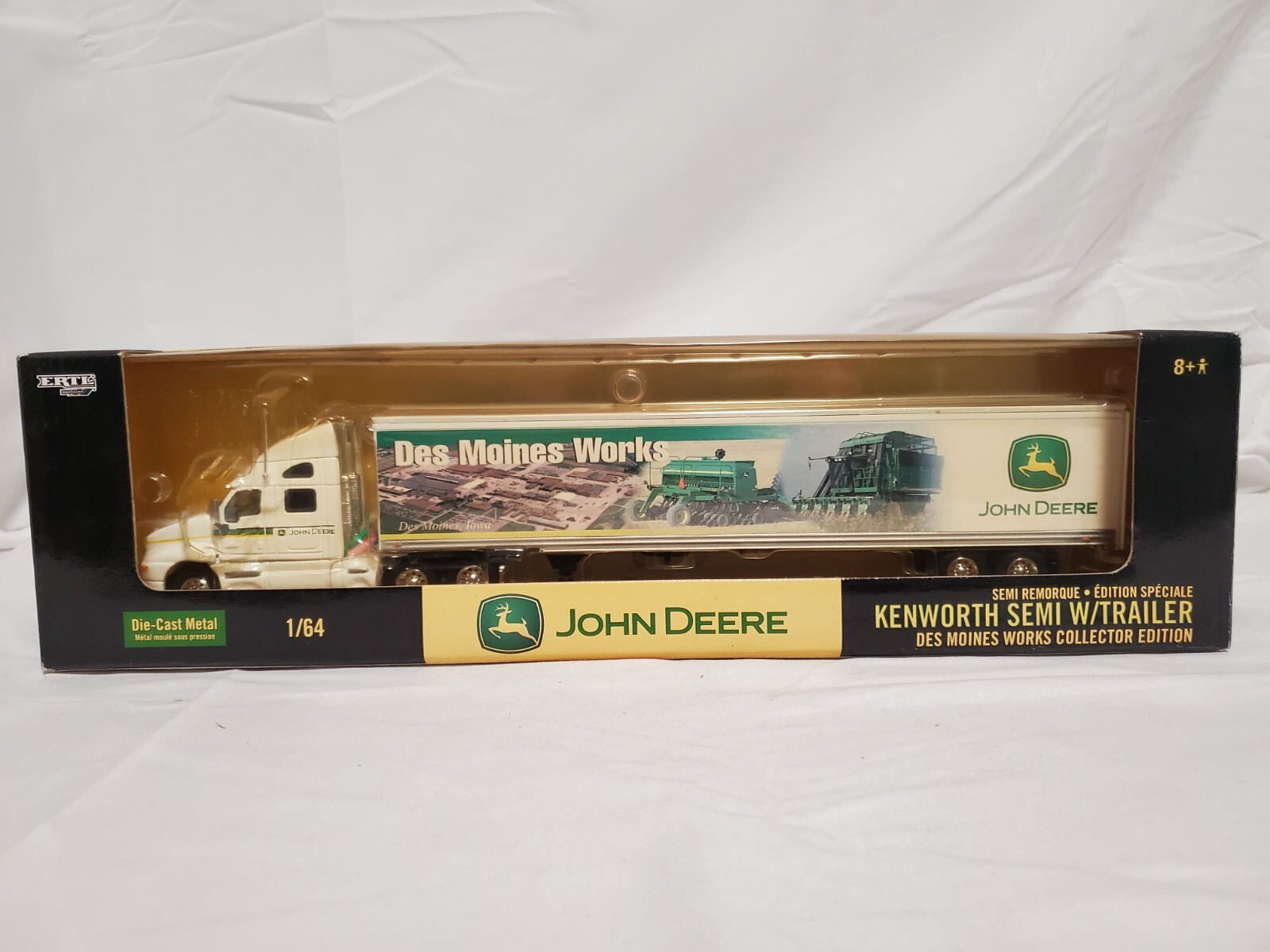 JOHN DEERE 1/64 DES MOINES WORKS KENWORTH SEMI & TRAILER ERTL #15754A