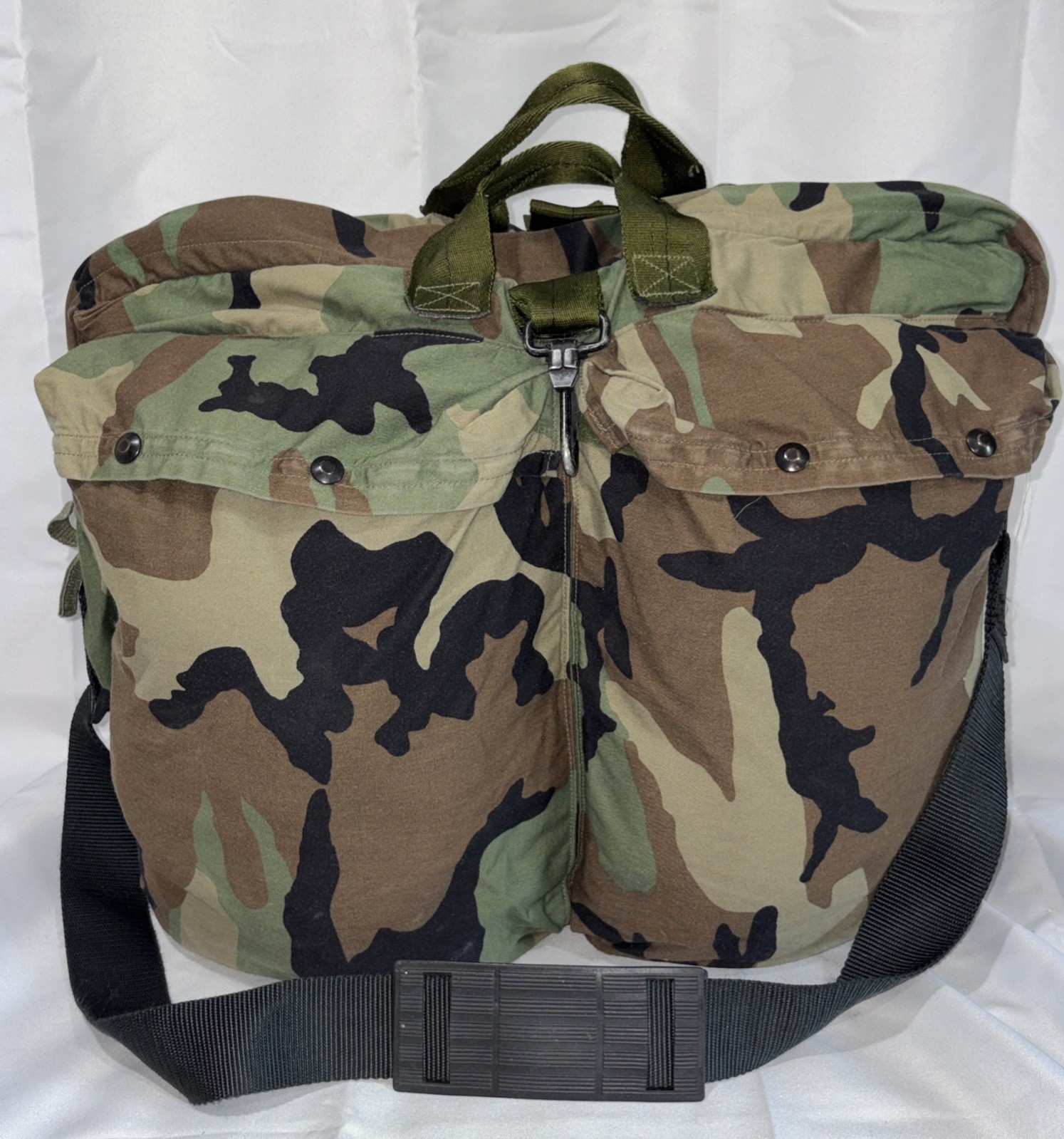US Military FLYERS HELMET BAG, HGU-56/P, 8415-01-395-0005, Woodland Camo