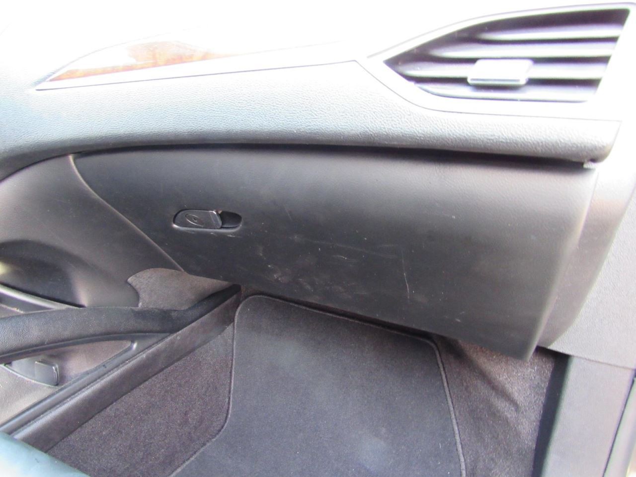 MKZ       2019 Glove Box 1063050