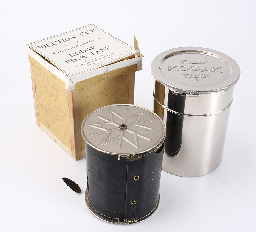 KODAK DEVELOPING TANK, WITH REEL AND APRON, IN BOX (READ)/cks/210037