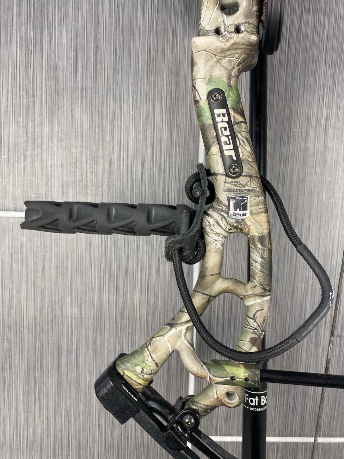 Bear Authority compound Bow Right Hand Tru Glow Sights Camo 315fps, 4lbs, Extras