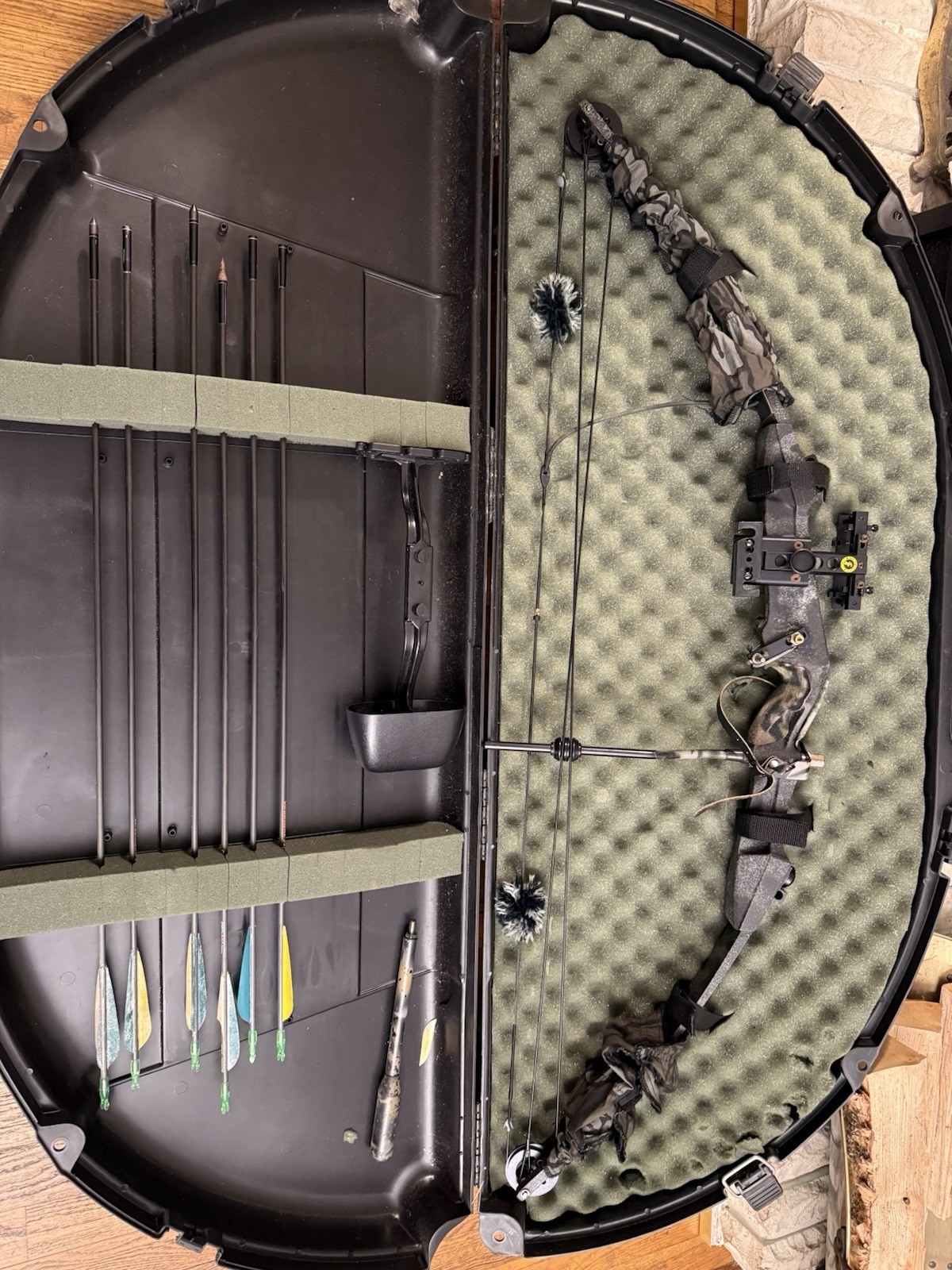 Hoyt Easton Gamegetter II Compound Hunting Bow + Case + Accessories