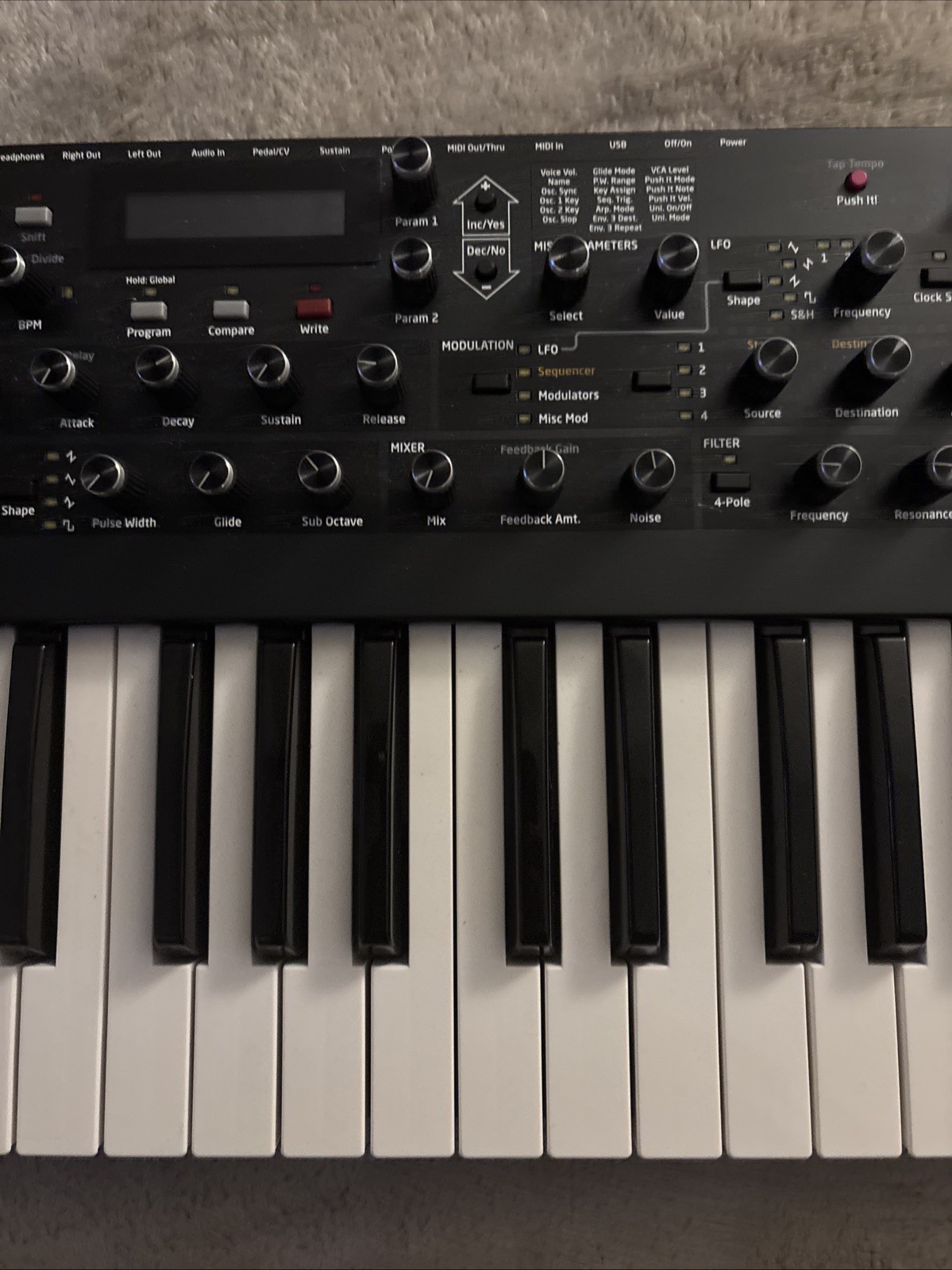 DSI Mopho SE 44 Key Mono-synth. Excellent Condition.