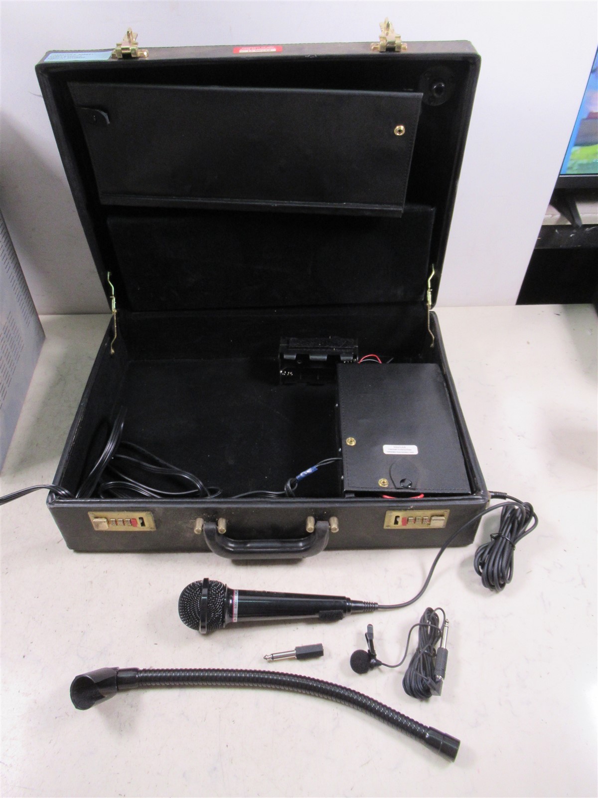 Oklahoma Sound Series 200 Portable Public Address PA w/ Microphone in Case 007