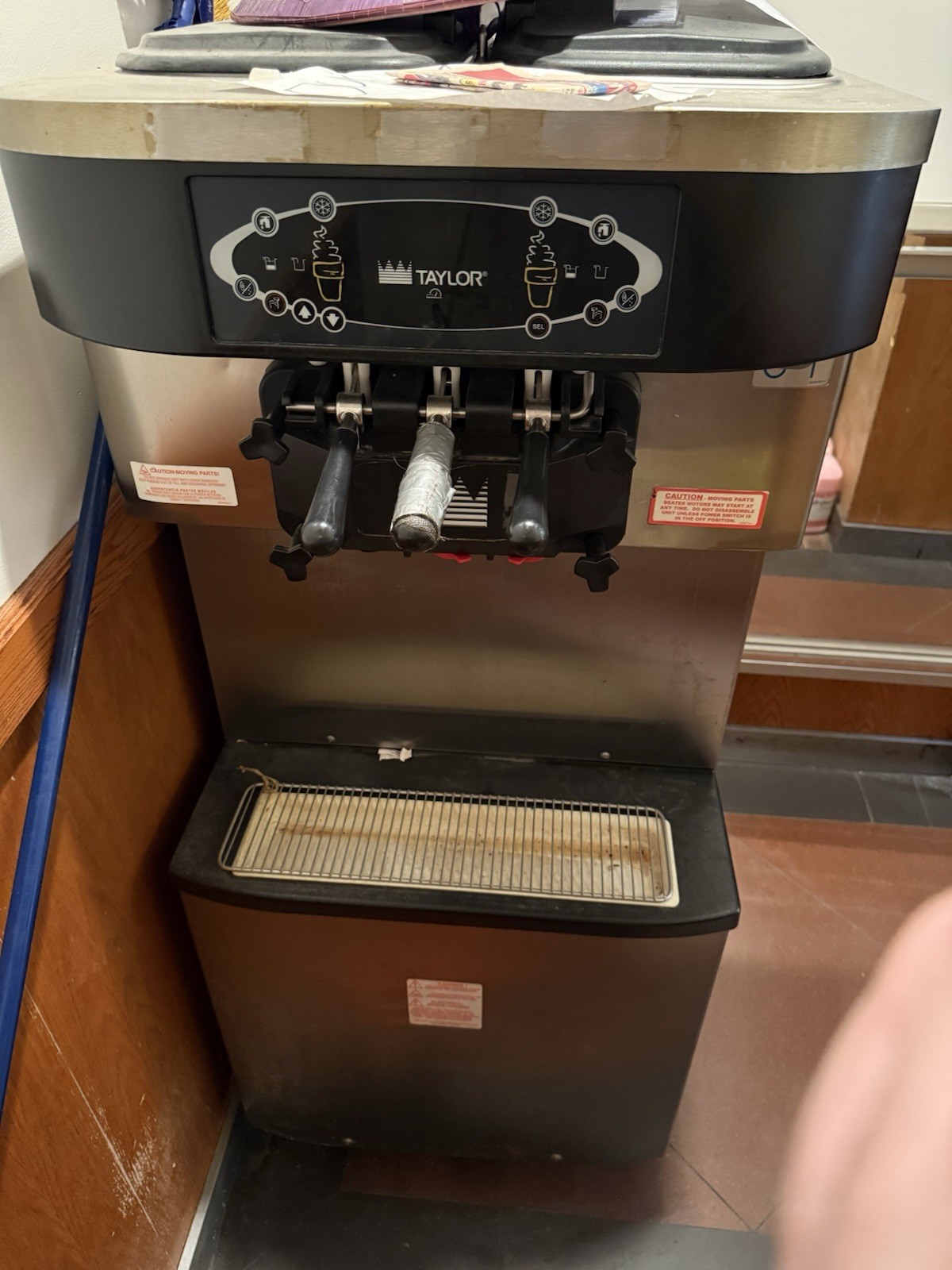 Taylor C713-33 Twin Twist Soft Serve Ice Cream Machine READ DESCRIPTION
