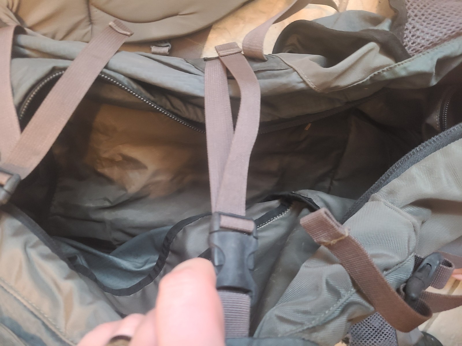REI Saturn Internal Frame Hiking Camping Backpack Read Description
