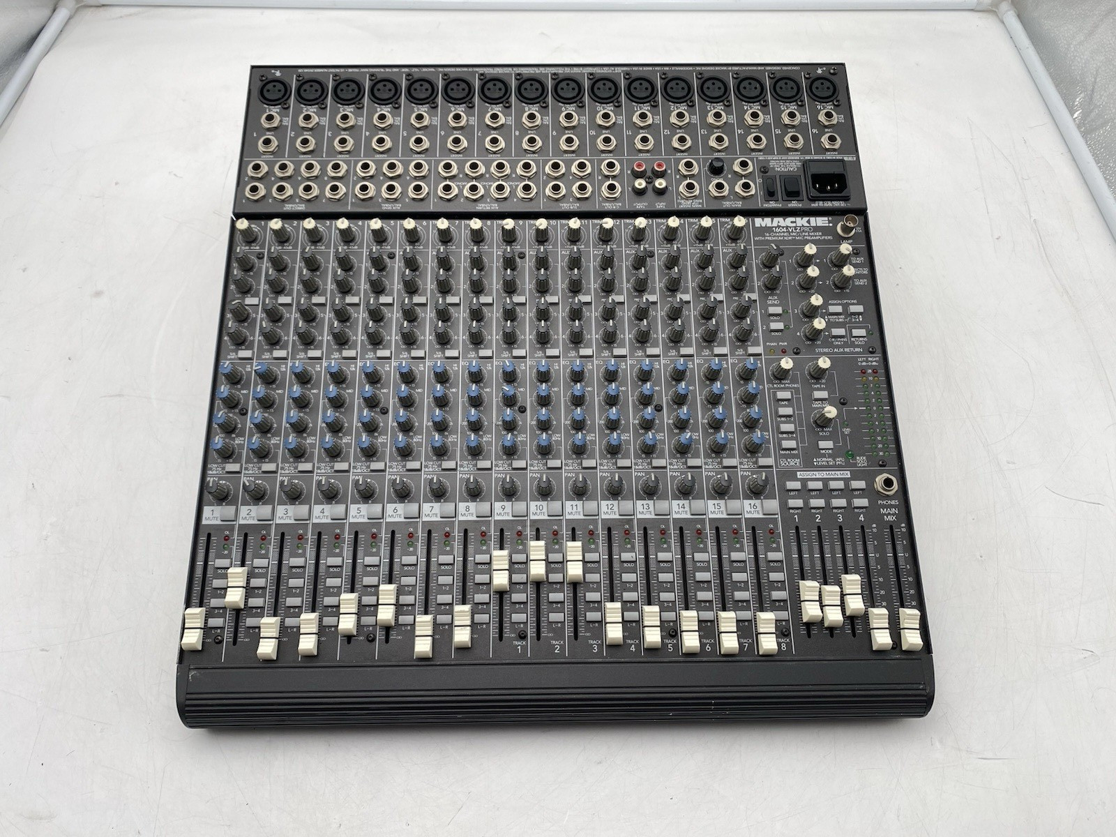 Mackie 1604 VLZ PRO 16 Channel 4 Bus Mixing Console
