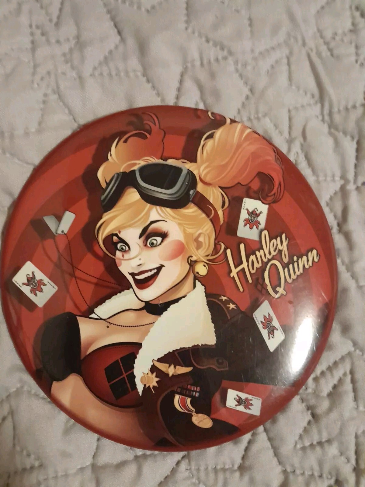 DC Comics Harley Quinn Bombshell Image 6 Inch Button with an Easel Back