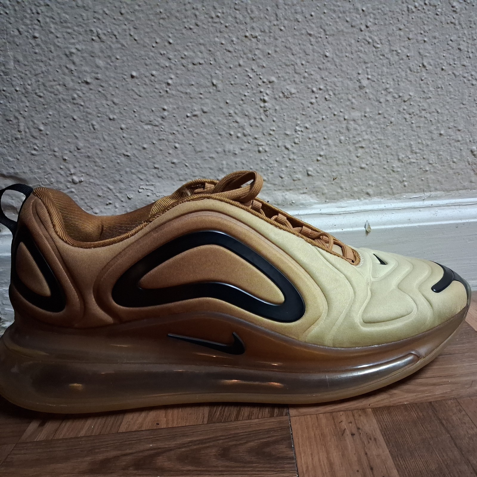 Nike Air Max 720 Men’s Size 11 Gold Desert Tan Athletic Shoes A02924-700