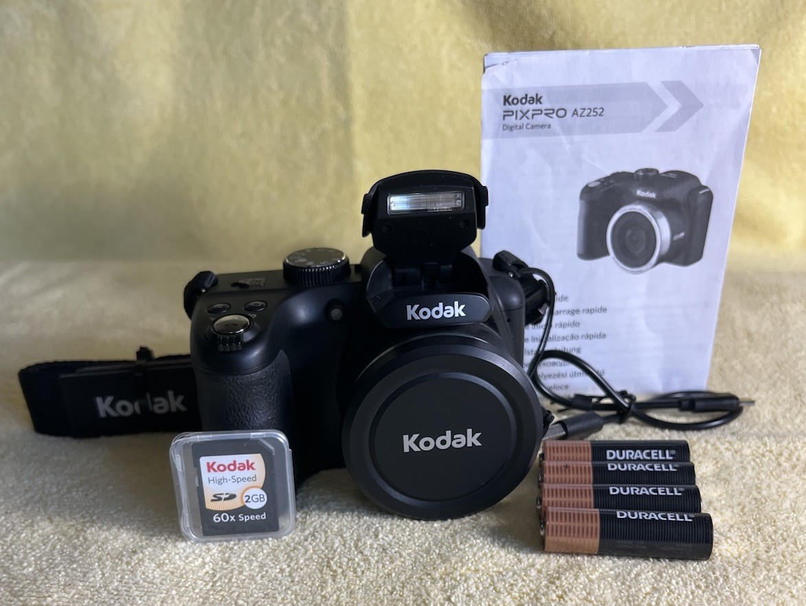 Kodak PIXPRO AZ252 3" 16MP 25x Zoom -Point & Shoot Digital Camera -Black -Mint -
