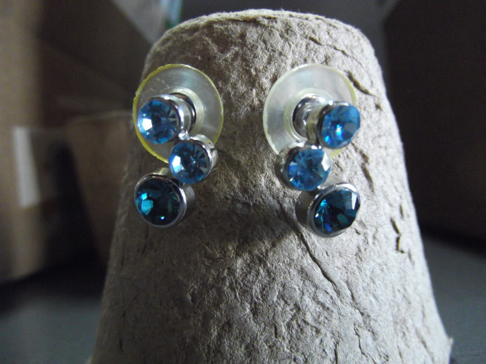 1 Pair Old .75 "in Blue Sparkly Glass Studs